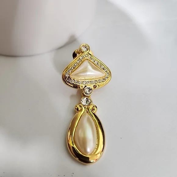 Ivana Trump Pearl earrings. Clip ons - Picture 4 of 5